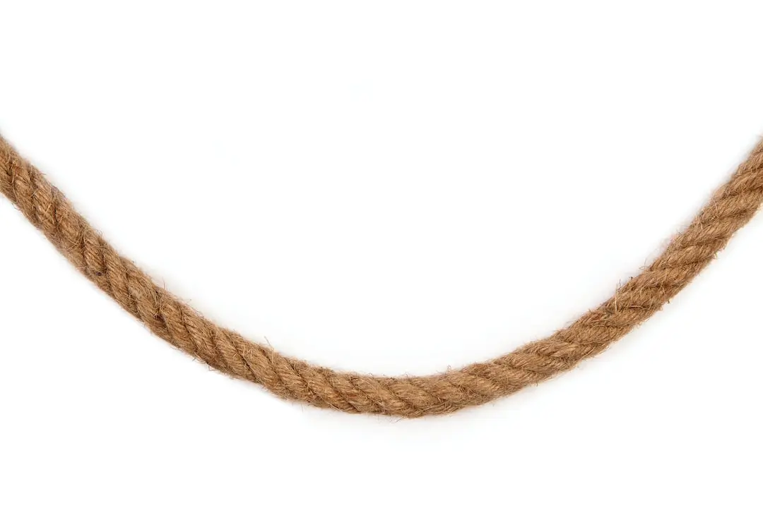 Händer som knyter en slips med enkel four-in-hand-knut