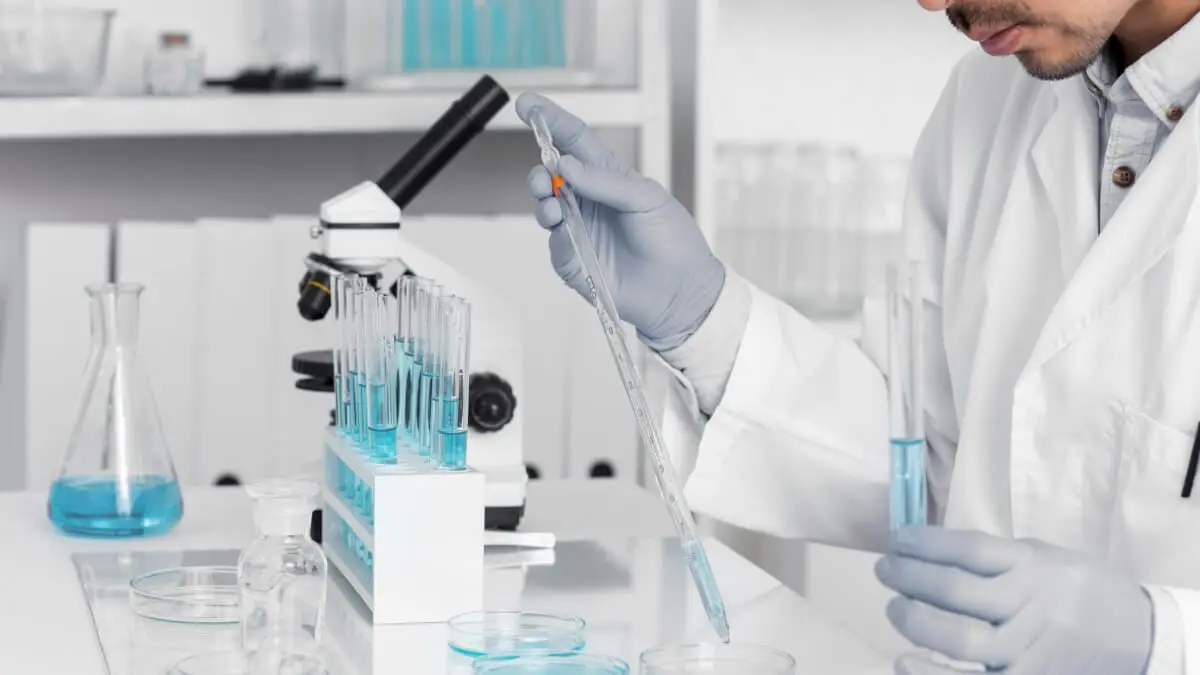 Jobba på laboratorium med mineralanalyser