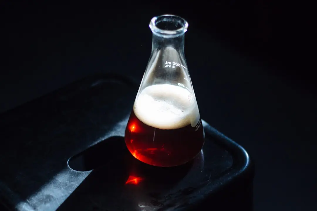 Elektronöverföring mellan oxidation och reduktion i en redoxreaktion